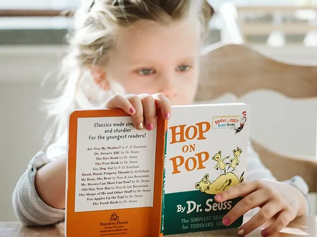 girl reading book 640