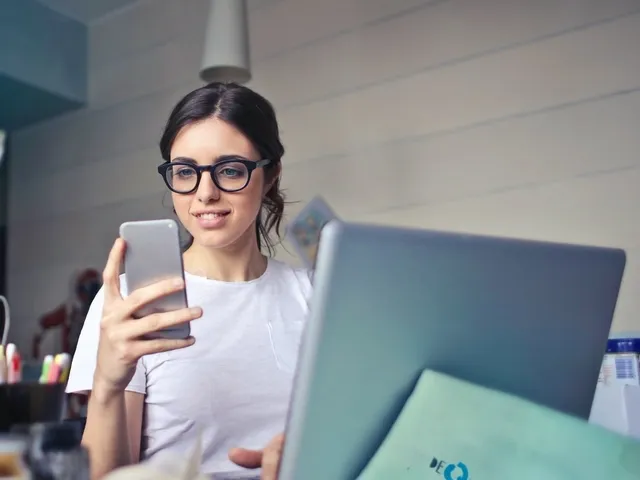 girl wearing computer glasses 640
