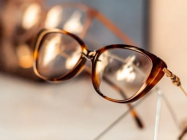 Close up,,Designer,Glasses,Inside,A,Shop,Window