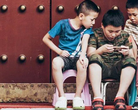 kids with smartphone
